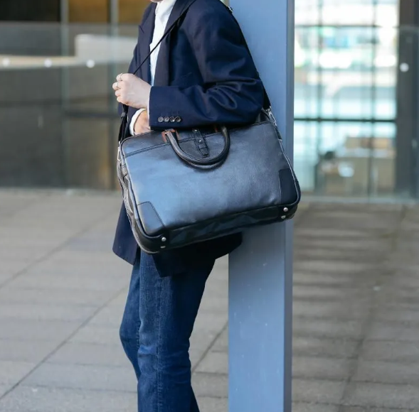 持つ人のことを考えたビジネスバッグ